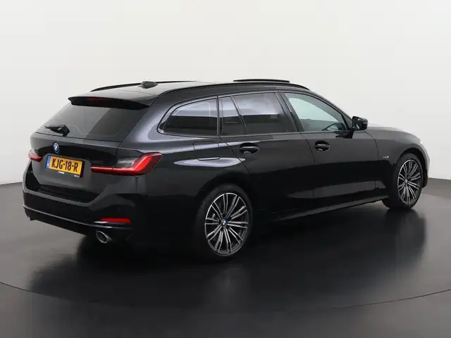 BMW 3 Series view 4