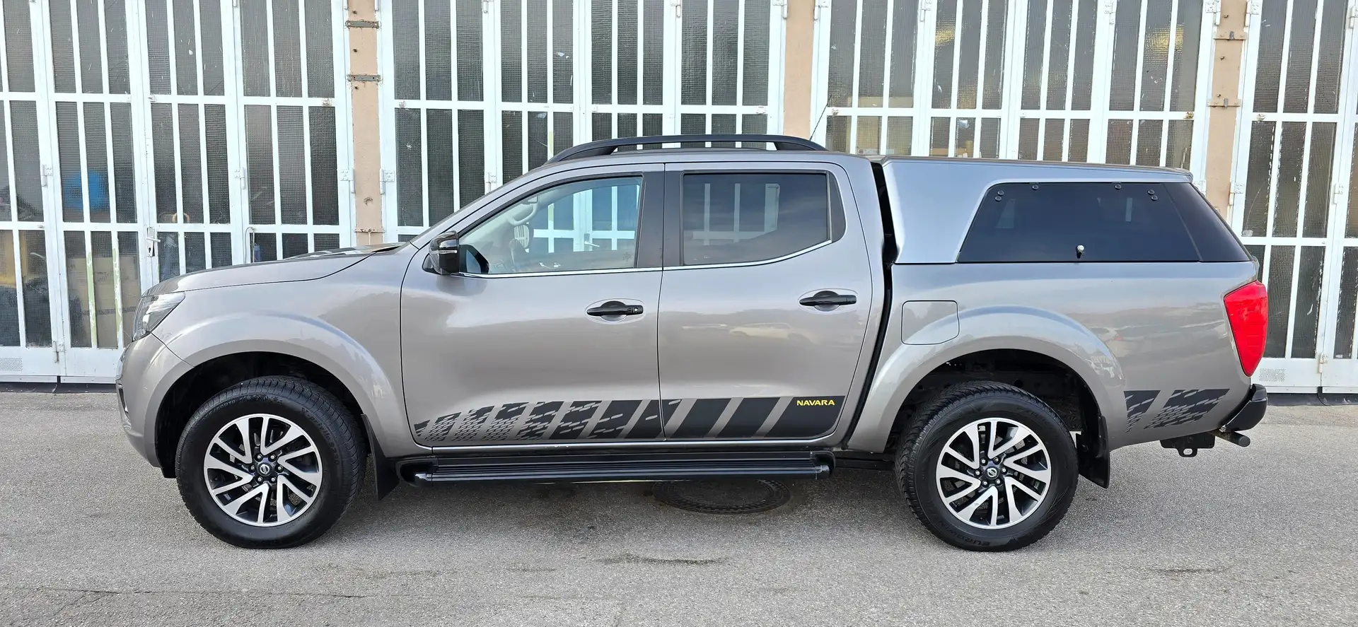 Nissan Navara NP300 N-Guard 2,3dCi Aut. DC 4x4 Mwst*Led*Navi*AHK Grau - 2