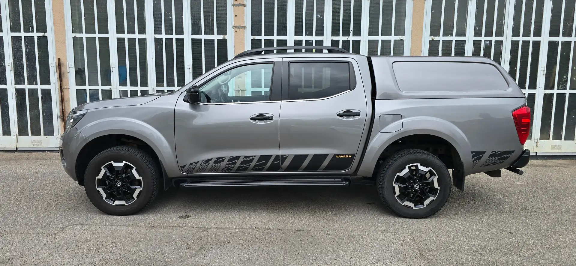 Nissan Navara NP300 N-Guard 2,3dCi Aut. DC 4x4 Mwst*Led*Navi*AHK Gris - 2