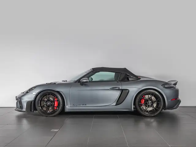 Porsche 718 Spyder view 4