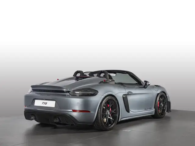 Porsche 718 Spyder view 6