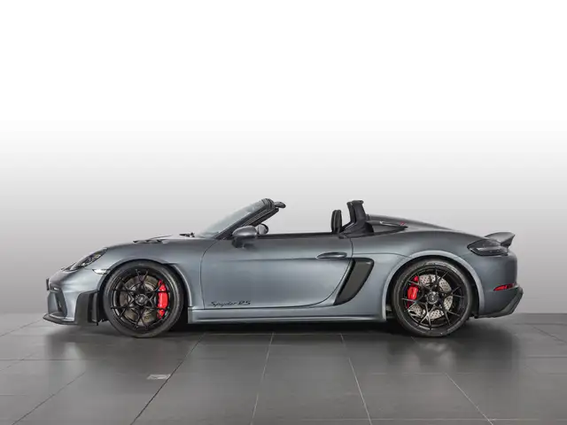 Porsche 718 Spyder view 3