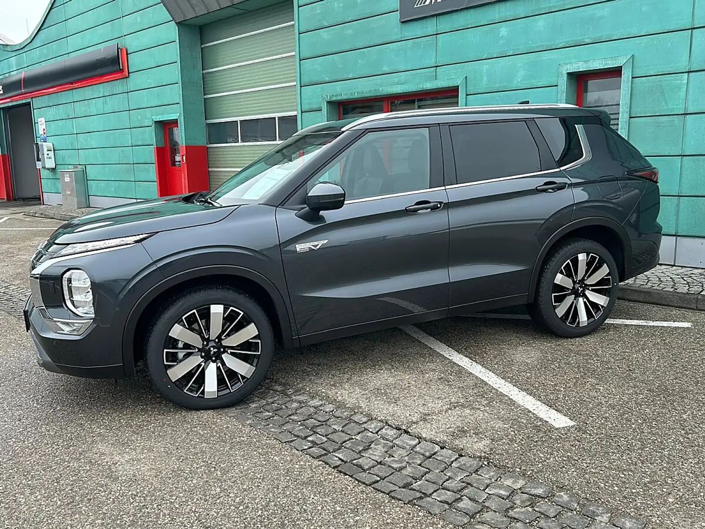 Mitsubishi Outlander 2,4 PHEV S-AWC Intense Grau - 2
