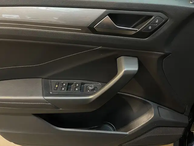Volkswagen T-Roc view 8