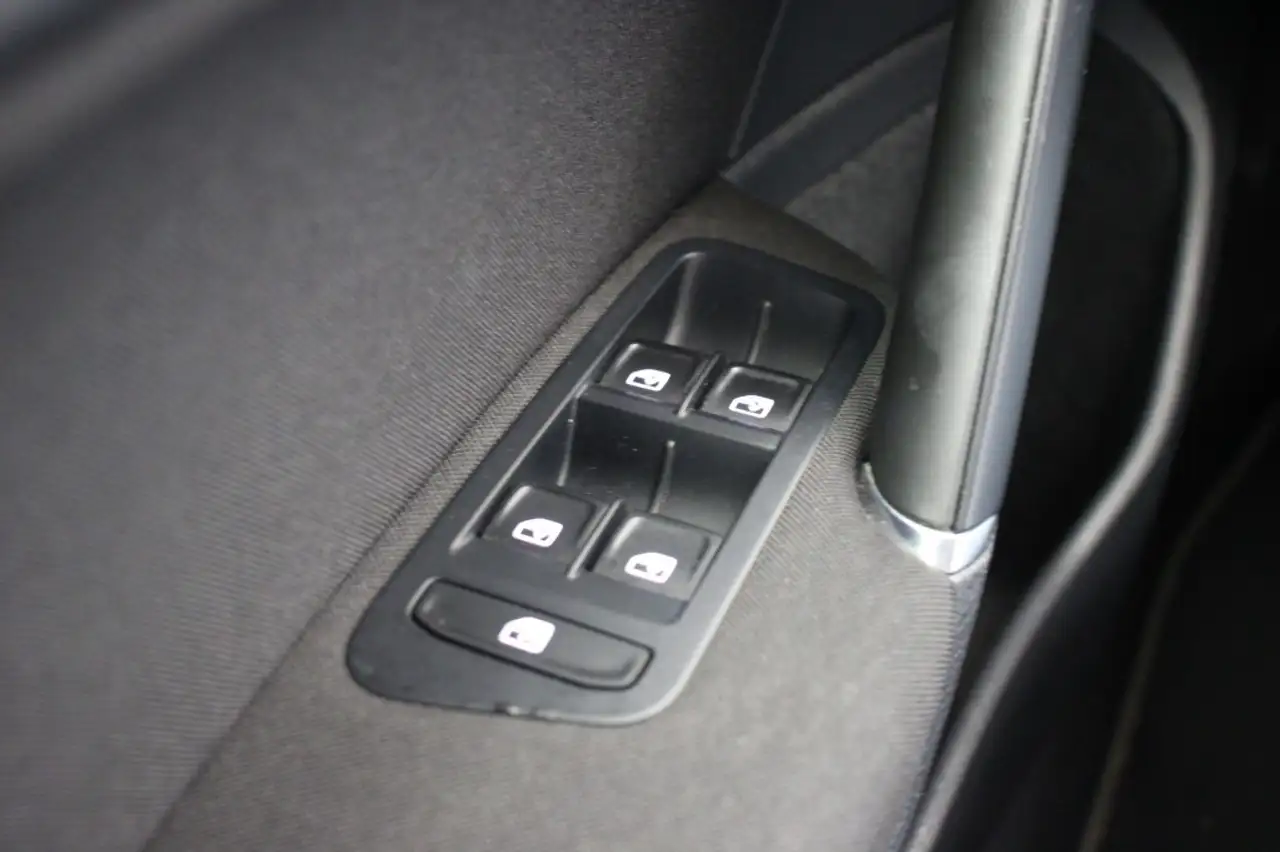 Volkswagen Golf Standard Model — photo 27 sur 30