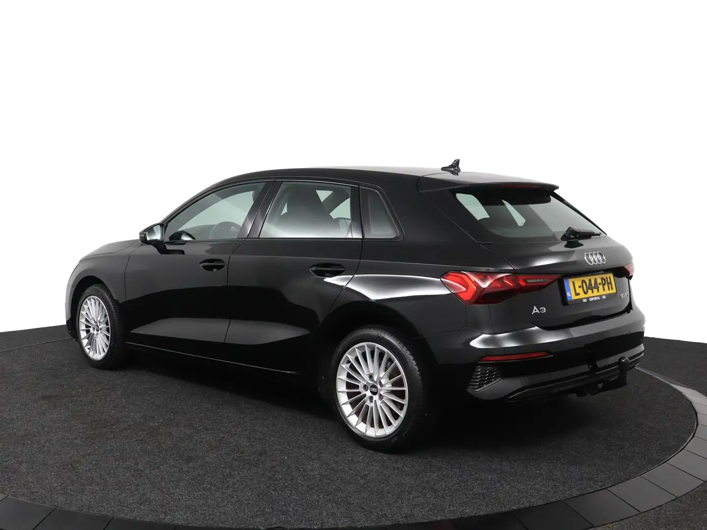 Audi A3 Sportback 30 TFSI 110Pk Business Edition Zwart - 2