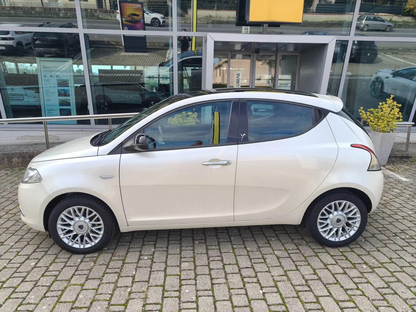 Lancia Ypsilon Ypsilon III 2011 1.2 8v Gold s  GPL Bianco - 1