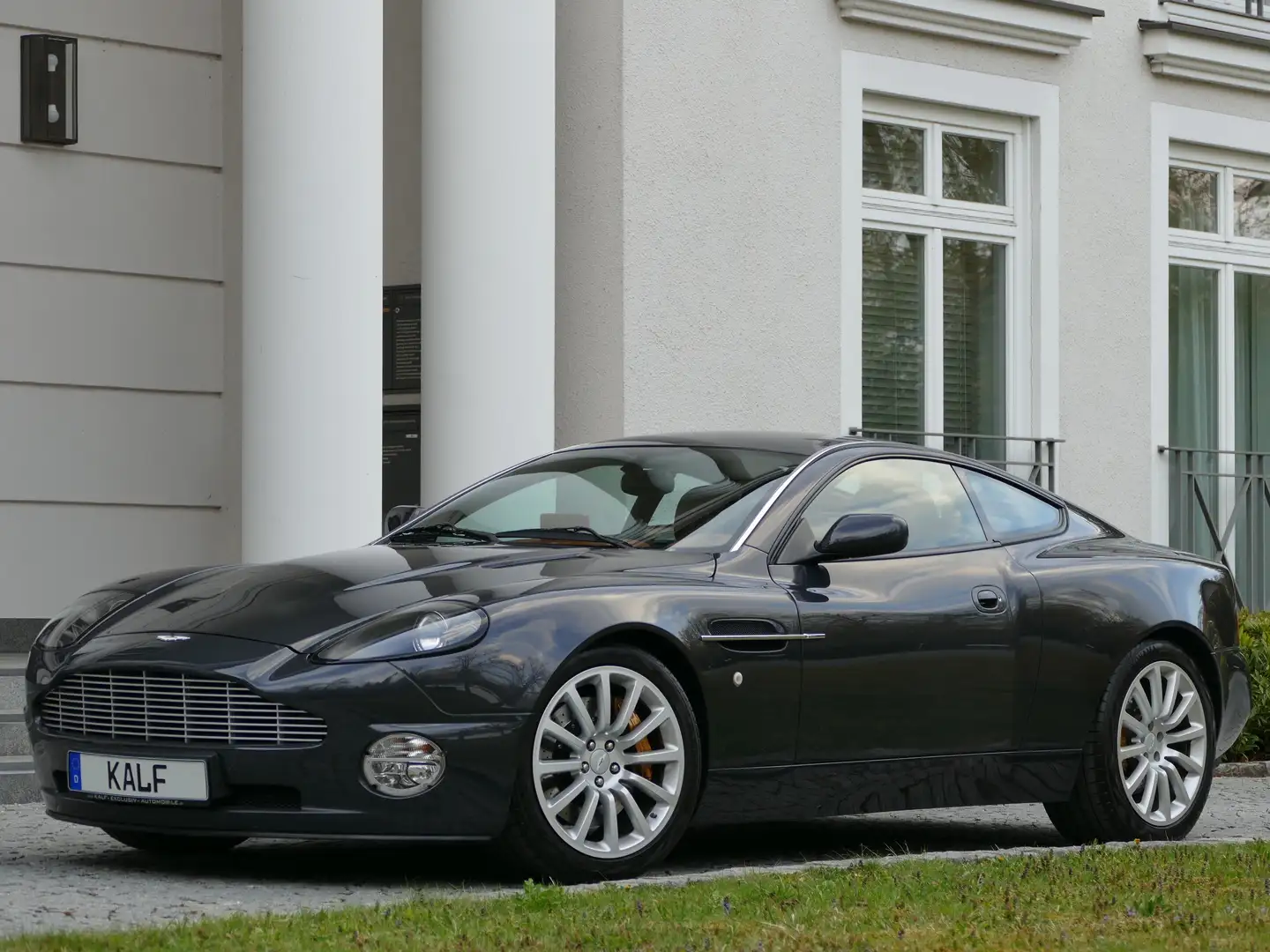 Aston Martin Vanquish 2+2 Aston Martin Works Upgrades+Carbon+Navi+Camera Сірий - 1
