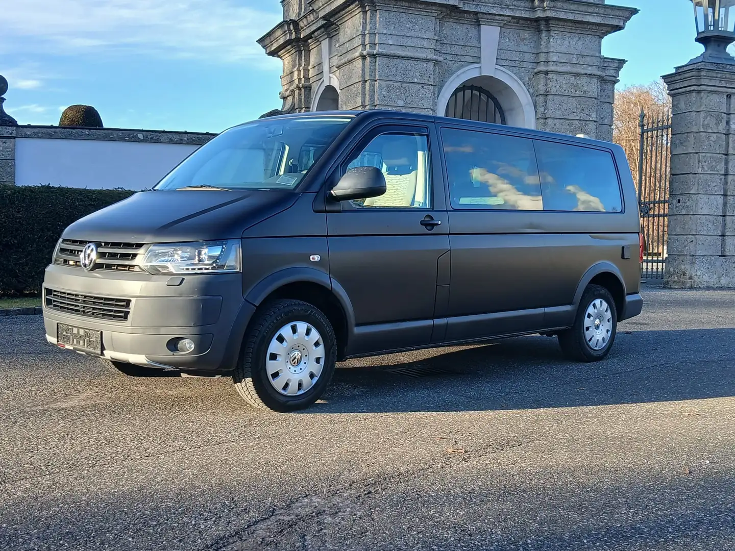 Volkswagen T5 Caravelle Kombi lang 2,0 4motion D-PF *PICKERL*AHK*9SITZE* Schwarz - 2