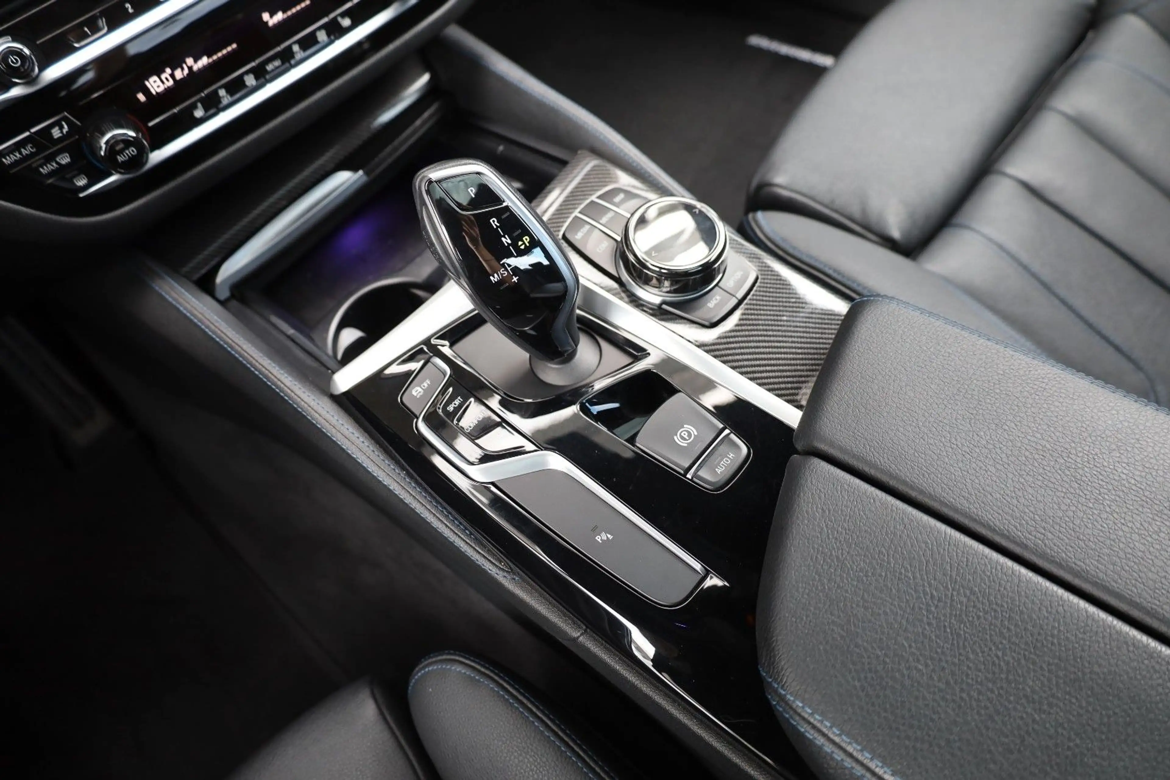 BMW 540 i/M/HUD/KAMERA/PDC/SHZ/APPLE/WIFI/HK/SBD/R20 — photo 14
