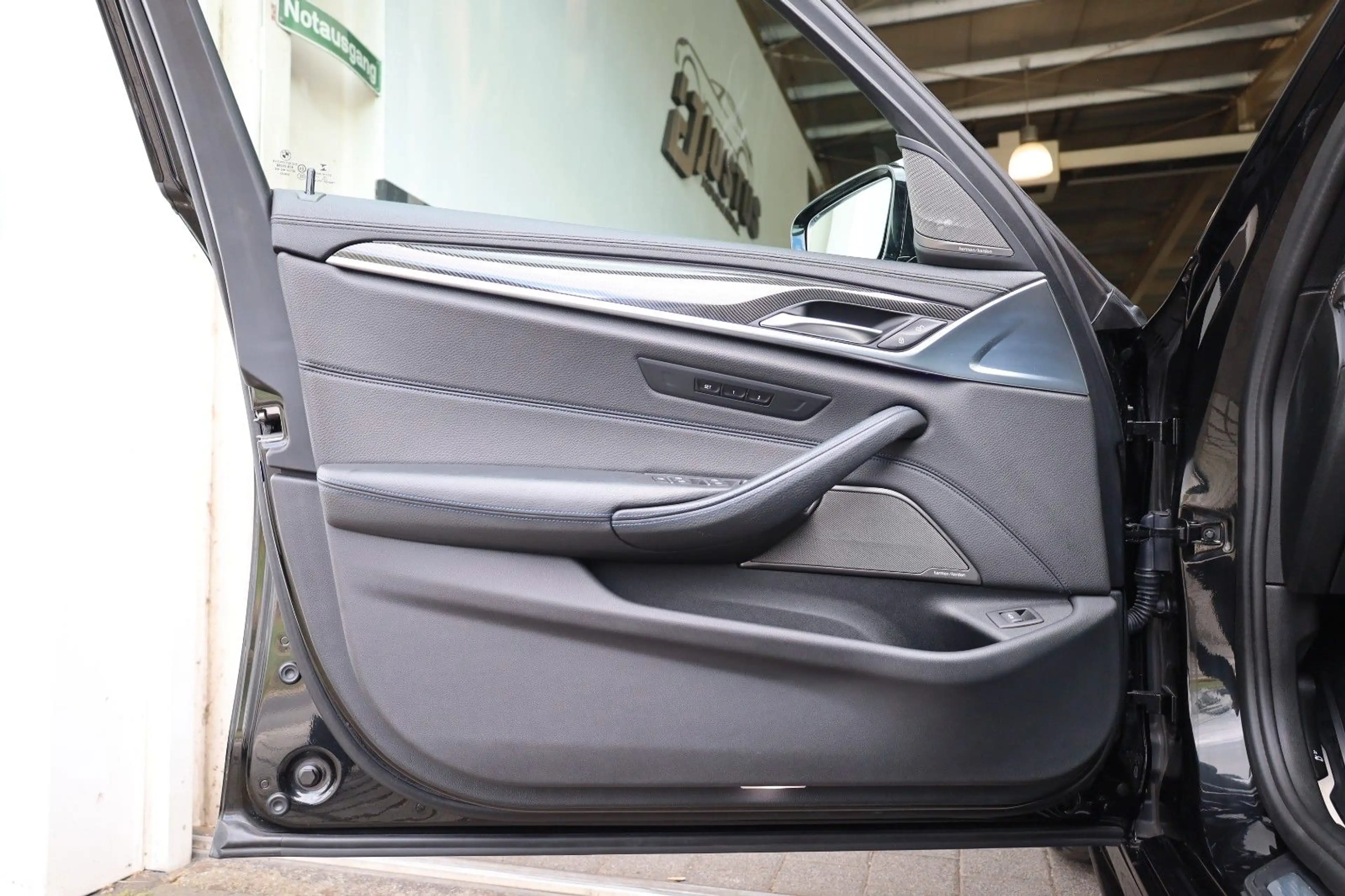 BMW 540 i/M/HUD/KAMERA/PDC/SHZ/APPLE/WIFI/HK/SBD/R20 — photo 9