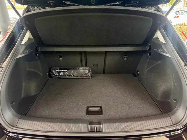 Volkswagen T-Roc view 6