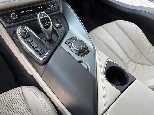 BMW i8 PHEV Range Extender *CARBON* HUD* FLÜGELTÜRE* Ansicht 21