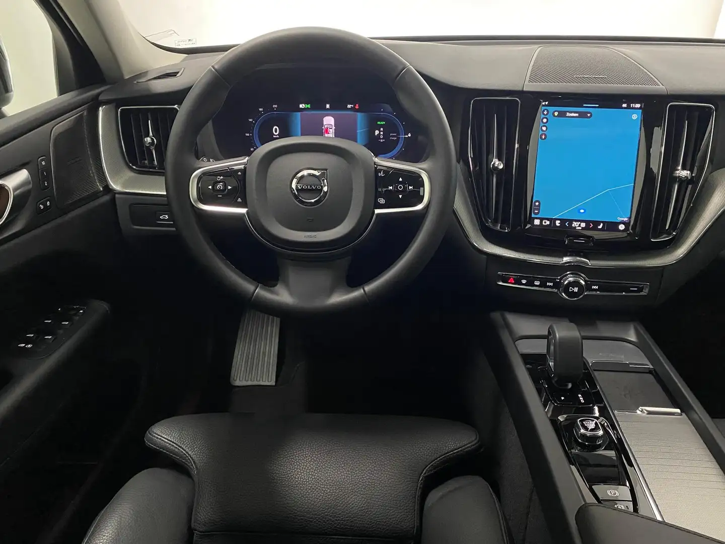 Volvo XC60 2.0 T8 Plug-in hybrid AWD Plus Dark Black Edition Zwart - 2