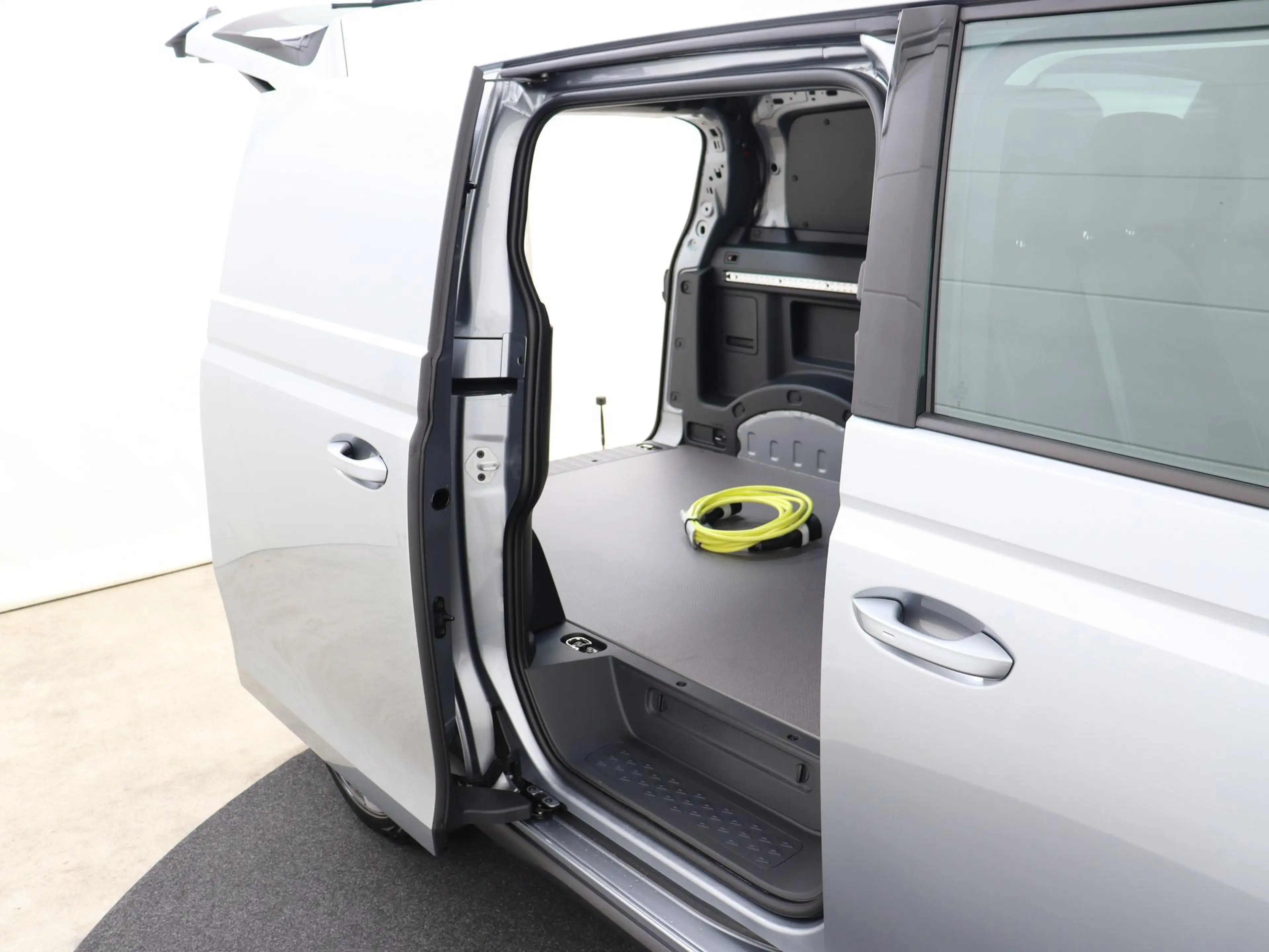 Volkswagen ID. Buzz Cargo Bedrijfswagens Bulli Limited Edition 250 kW / 340 — photo 9