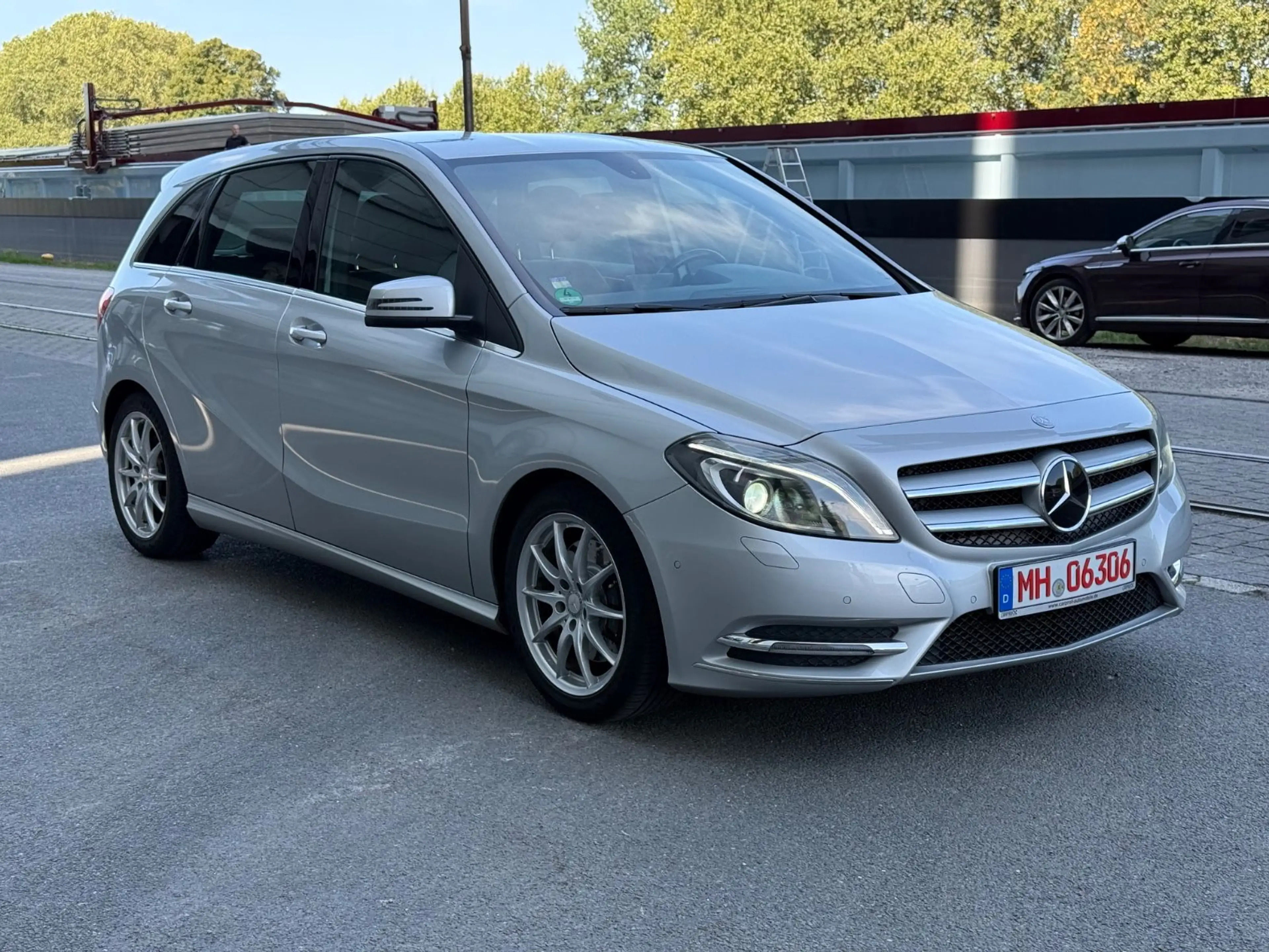 Mercedes-Benz B 220 B220*4Matic*1.HD*MB-Scheckheft*Xenon*Sportpaket*