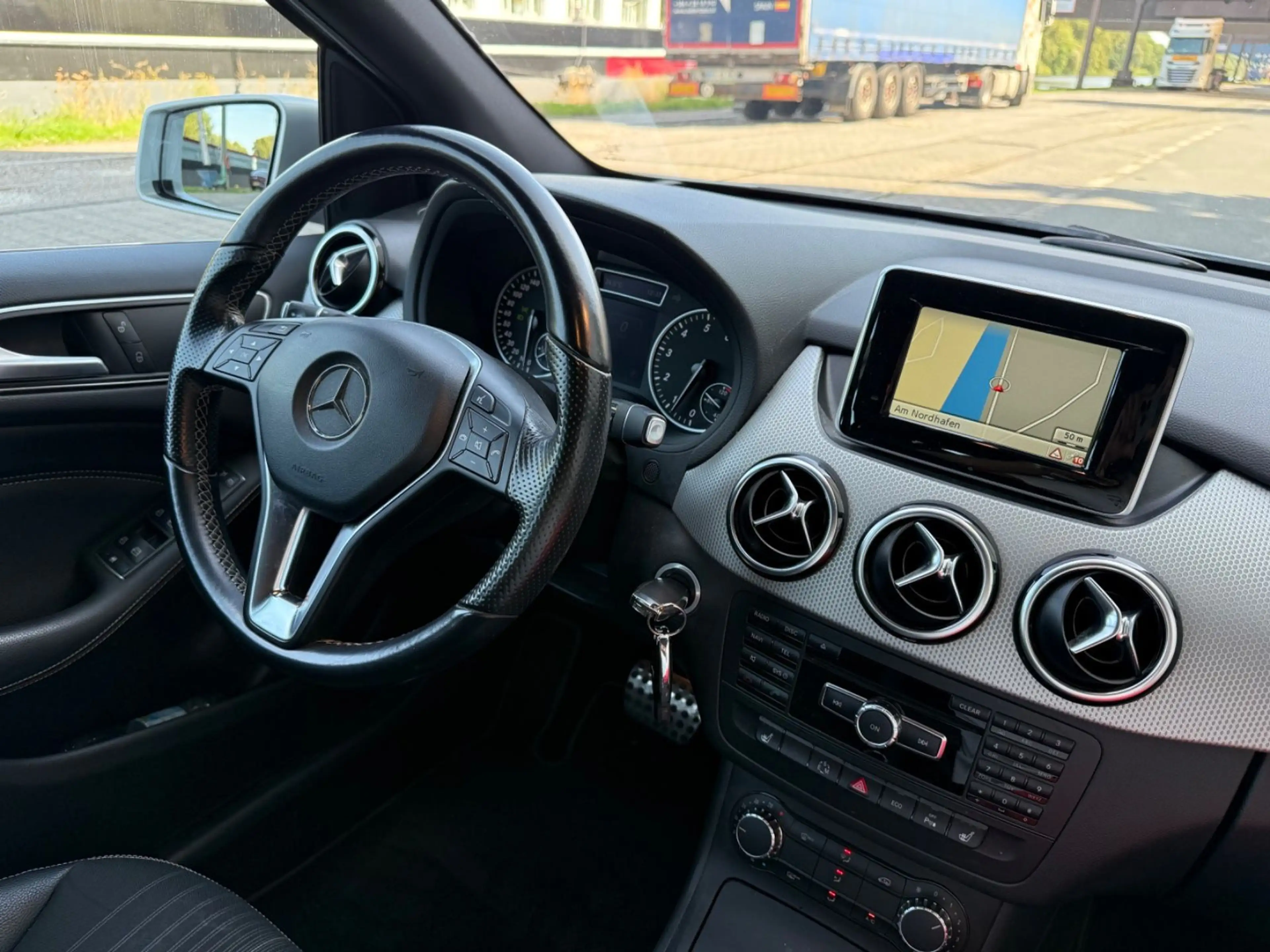 Mercedes-Benz B 220 B220*4Matic*1.HD*MB-Scheckheft*Xenon*Sportpaket* — photo 13