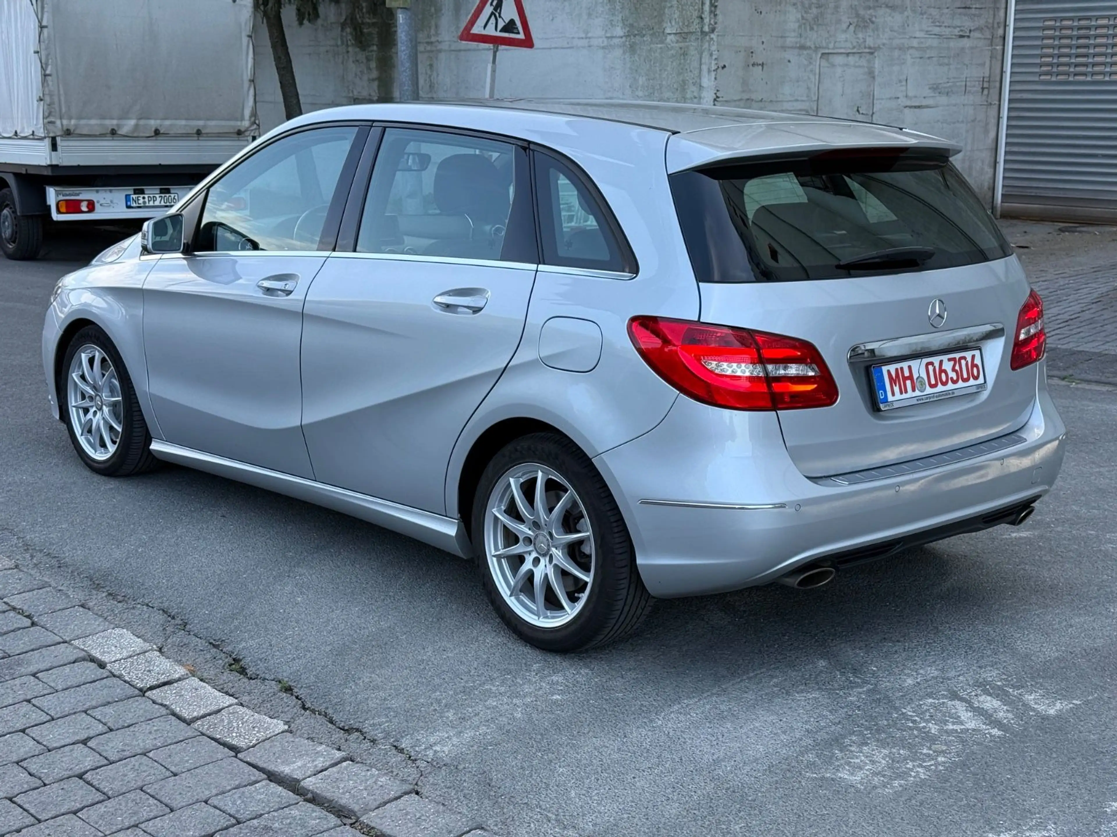 Mercedes-Benz B 220 B220*4Matic*1.HD*MB-Scheckheft*Xenon*Sportpaket* — photo 3