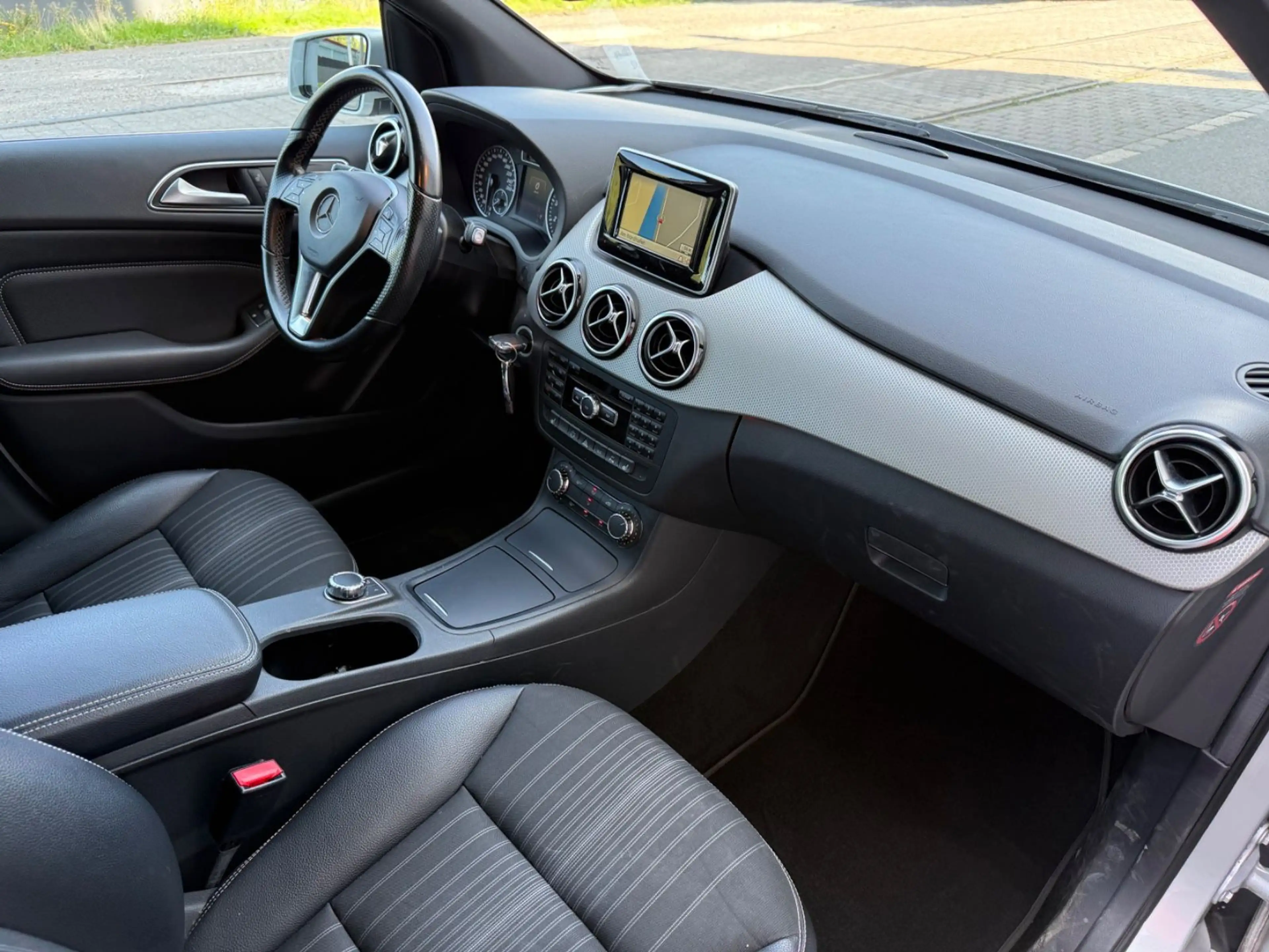 Mercedes-Benz B 220 B220*4Matic*1.HD*MB-Scheckheft*Xenon*Sportpaket* — photo 11
