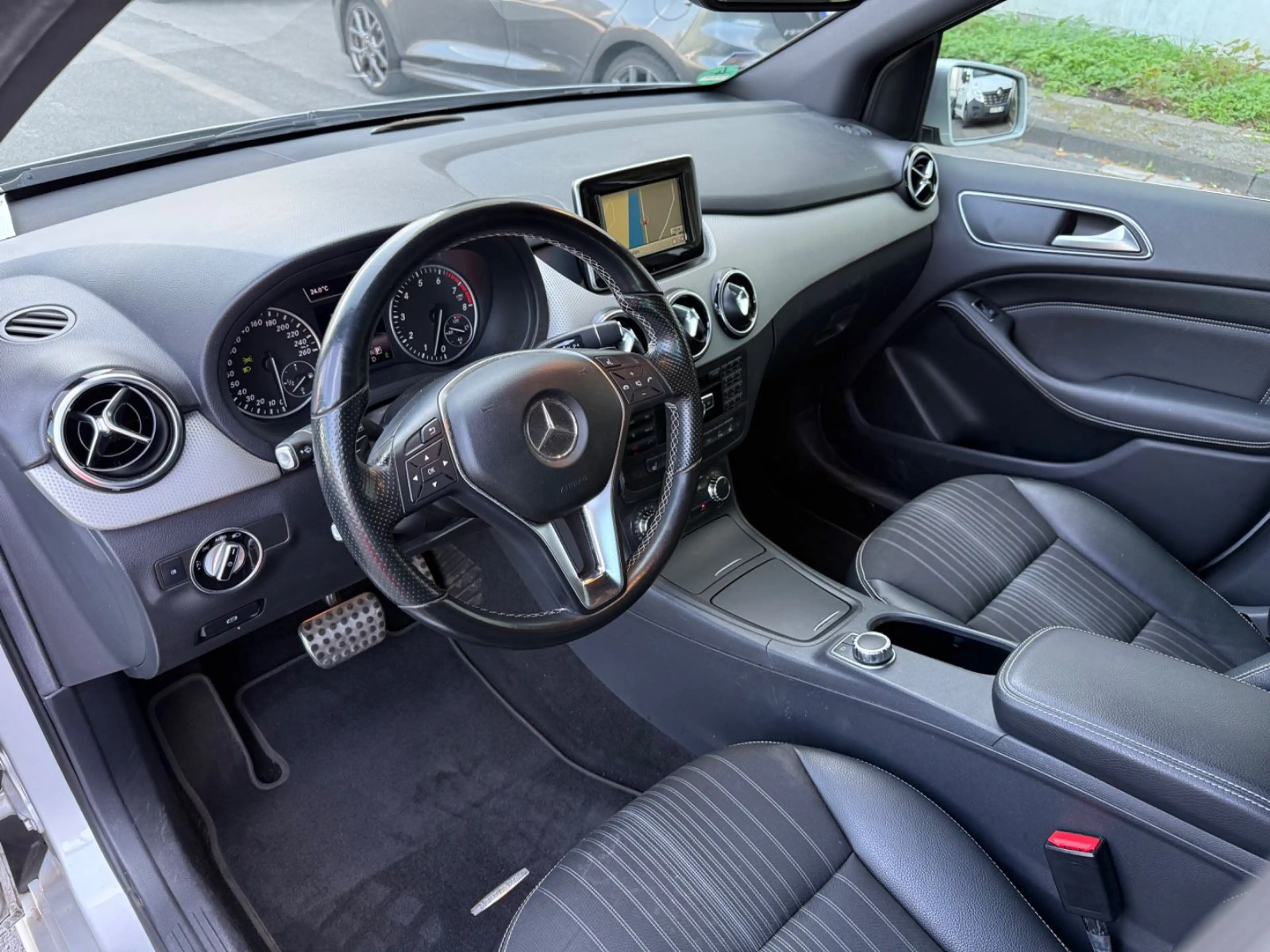 Mercedes-Benz B 220 B220*4Matic*1.HD*MB-Scheckheft*Xenon*Sportpaket* — photo 6