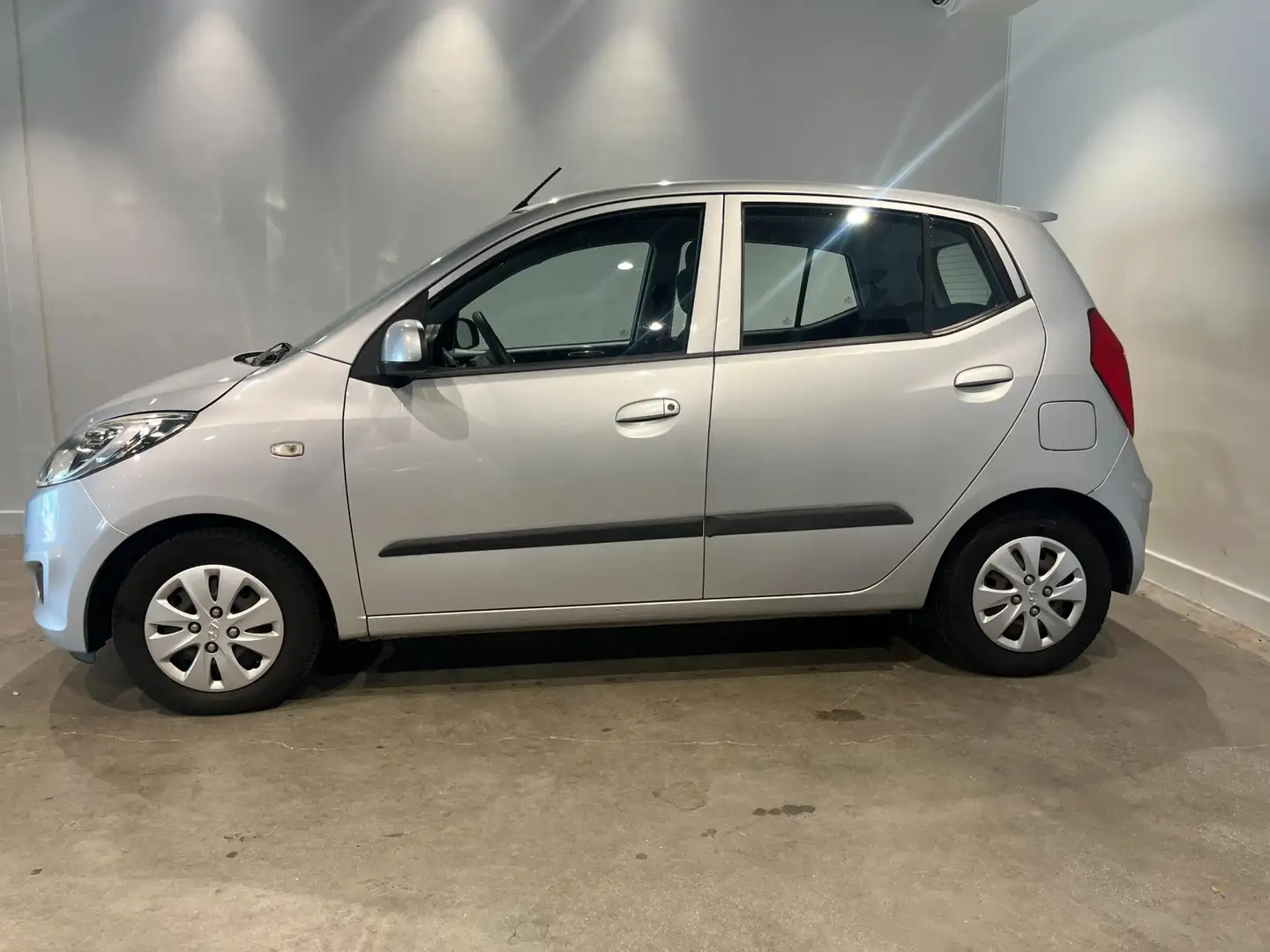 Hyundai i10 1.1 i-Drive Cool Gris - 2