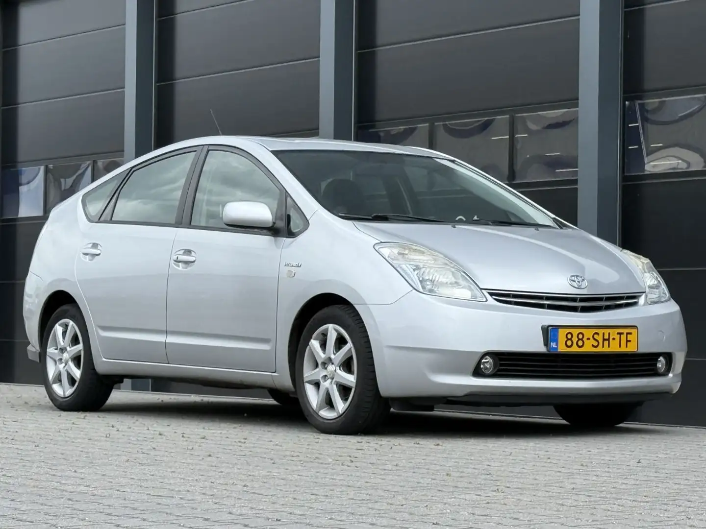 Toyota Prius 1.5 VVT-i Tech Edition Gris - 2