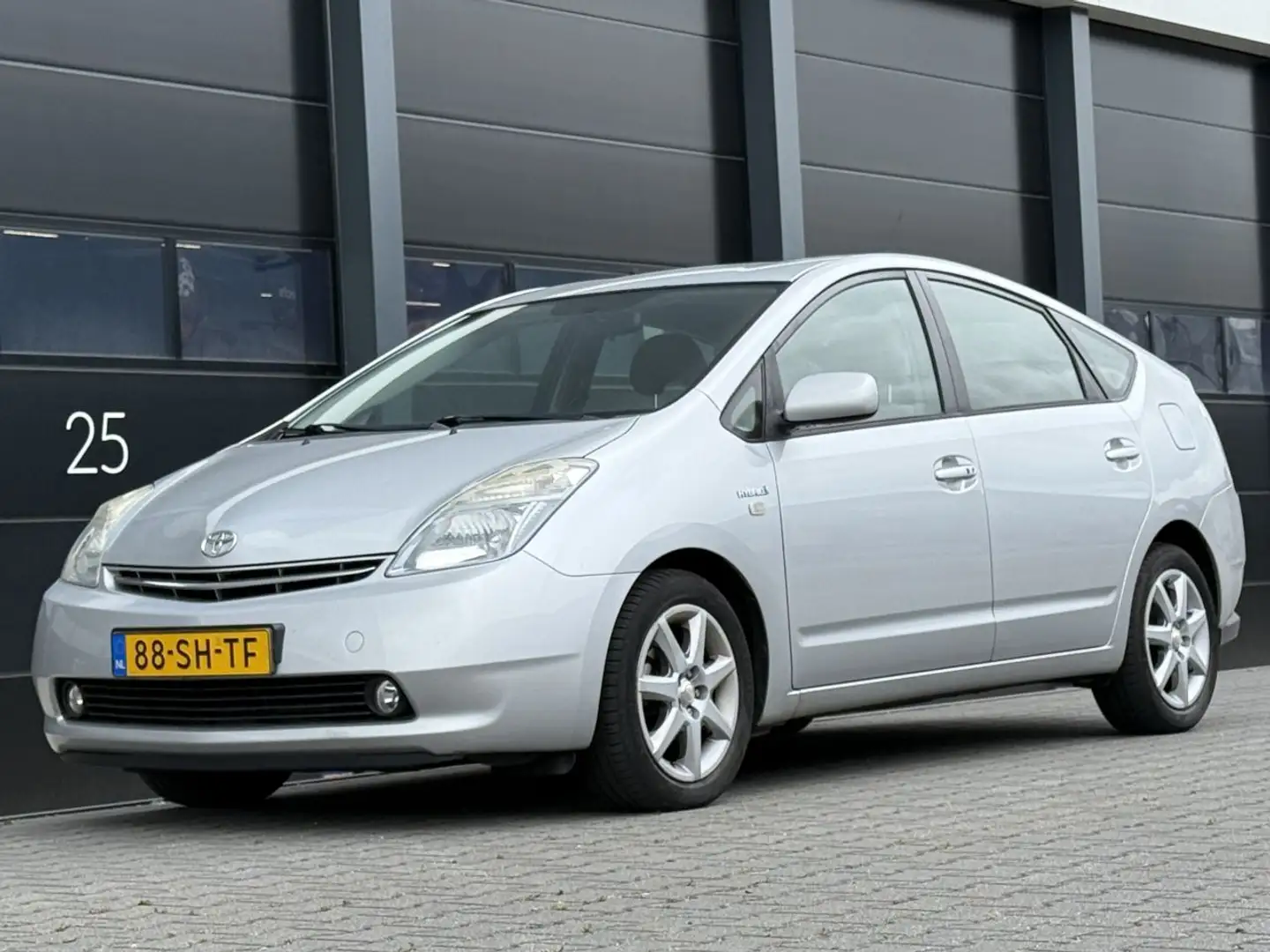 Toyota Prius 1.5 VVT-i Tech Edition Gris - 1