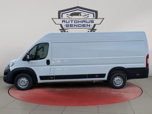 Opel Movano view 3