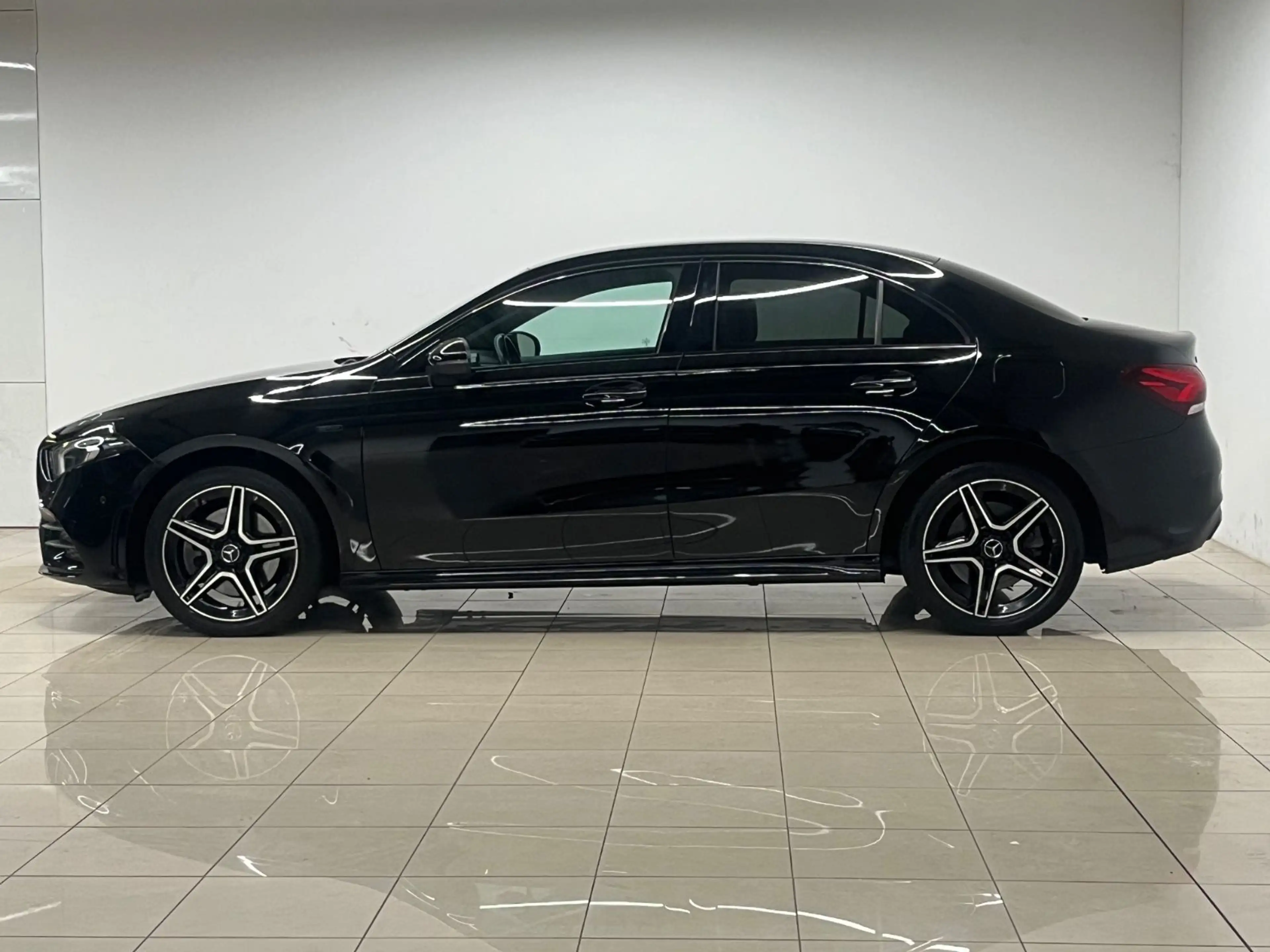 Mercedes-Benz A 250 Limousine e AMG Line Edition LED PDC Verkeh — photo 5