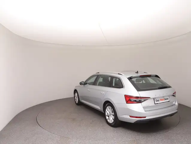 Skoda Superb view 5