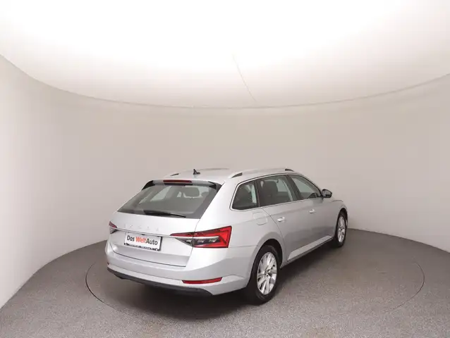Skoda Superb view 4