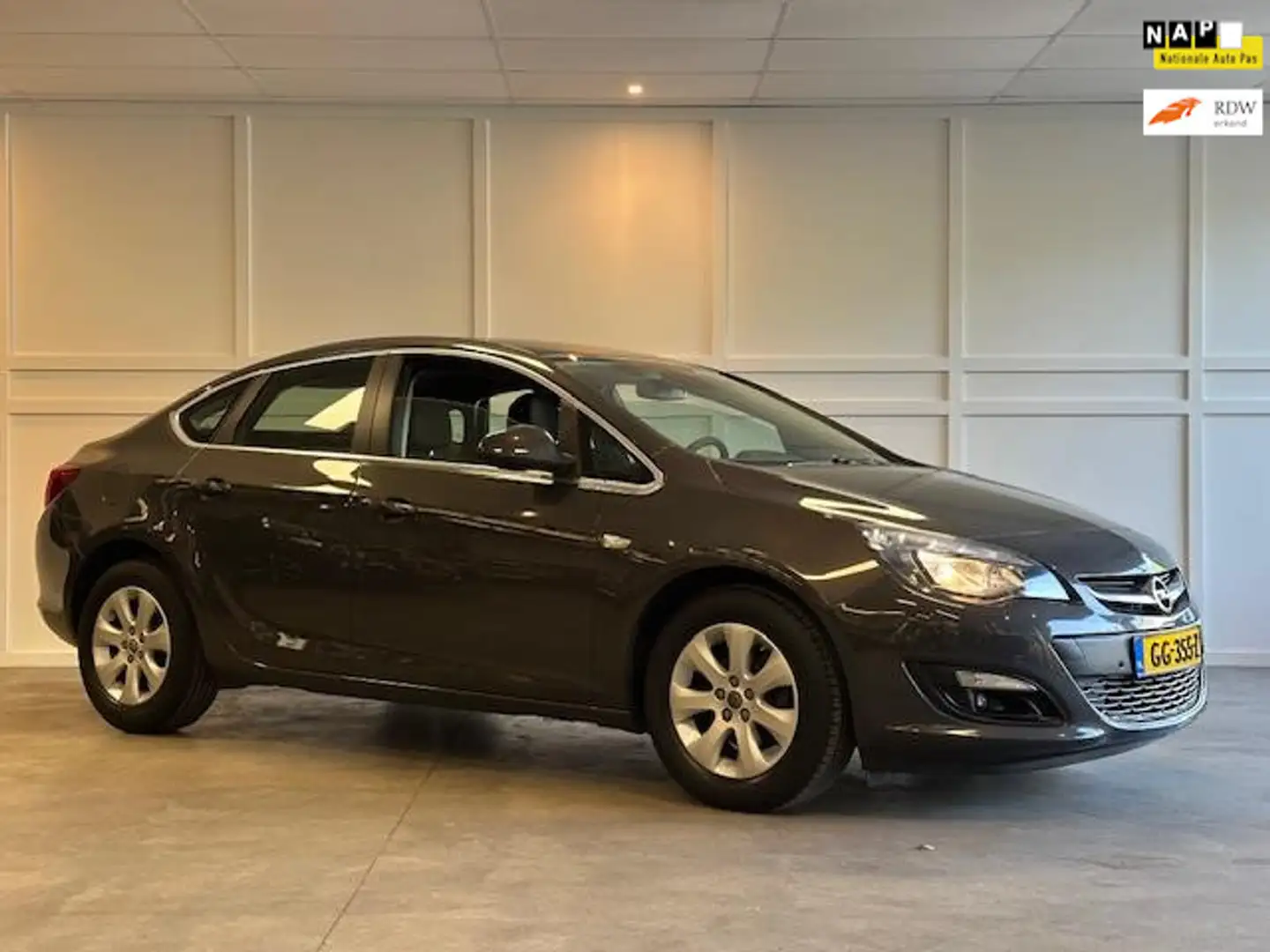 Opel Astra 1.4 Turbo Blitz / 2015 / 64.609 KM NaP / Airco / N Gris - 1