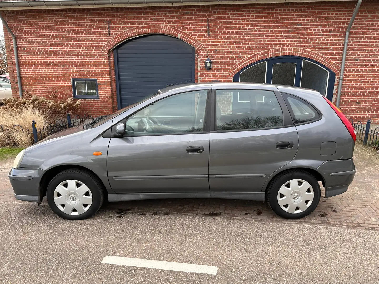 Nissan Almera Tino 1.8 Visia apk t/m 14-03-2025 Grey - 2