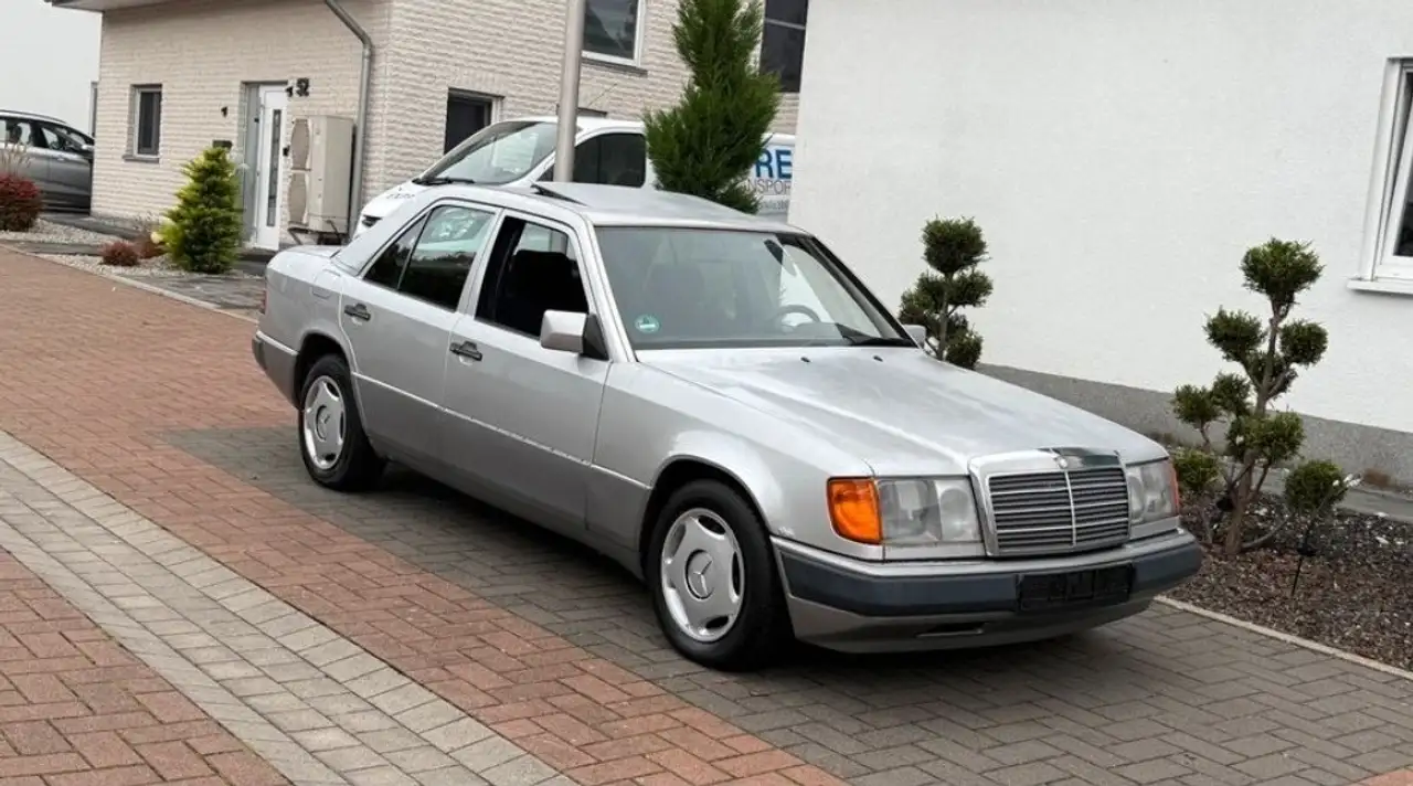 Mercedes-Benz E 230