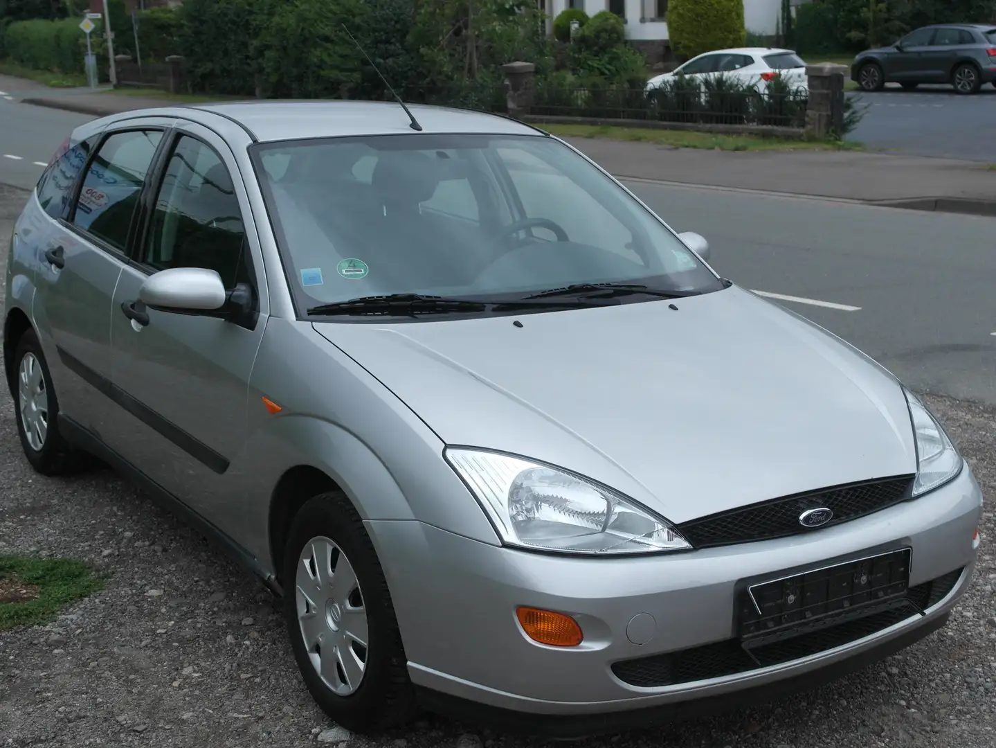 Ford Focus 1,6 Tüv  07/2027 weniger gelaufen 64000 KM 1 Hand Gris - 1