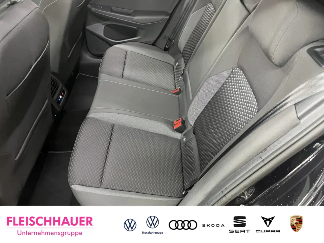 Volkswagen Golf VIII Active 2.0 TDI AHK Pano Matrix Kamera 18