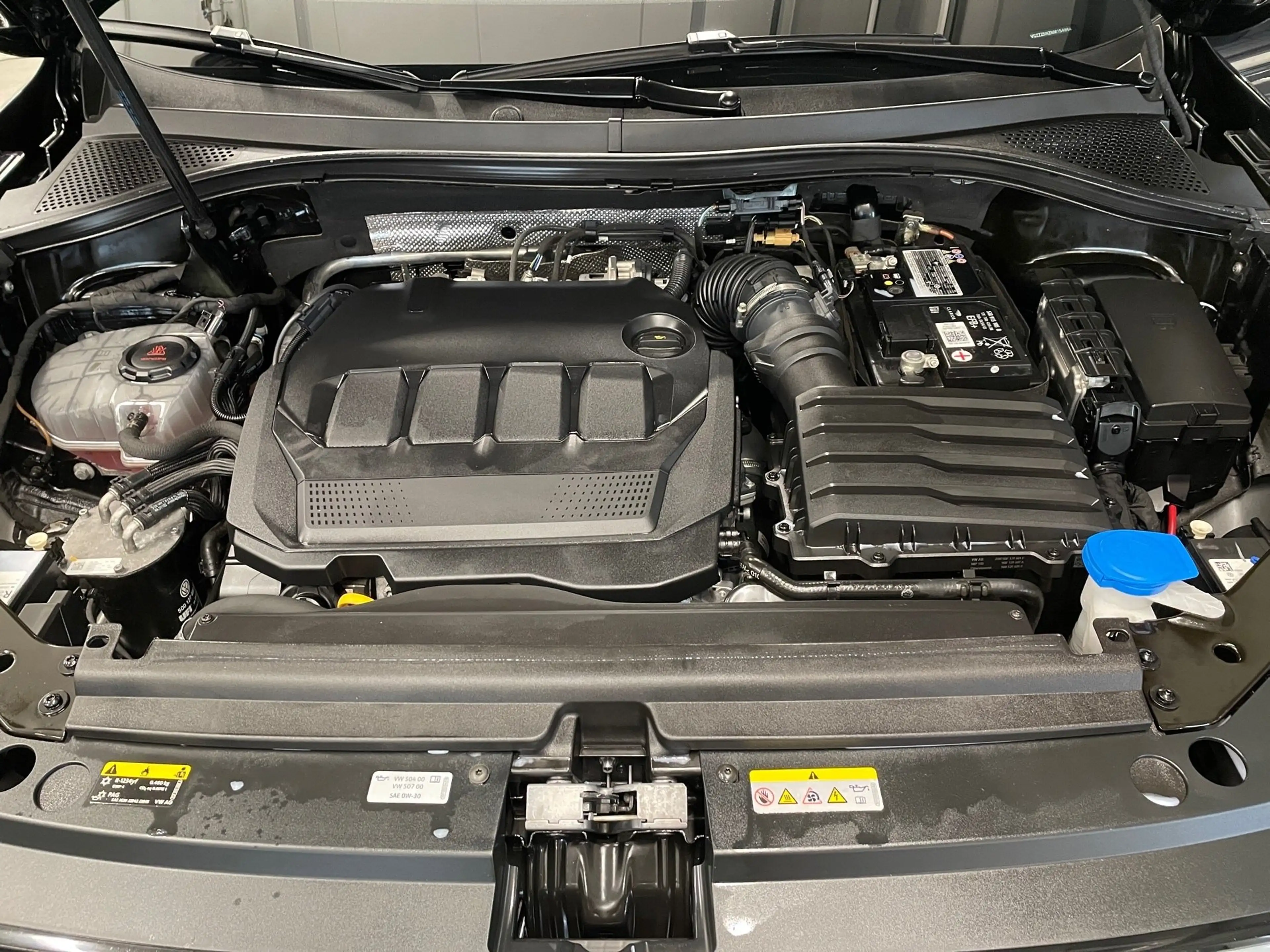 Volkswagen Tiguan Allspace 2.0 TDI 4M R-Line *7S*AHK*MATRIX* — photo 8