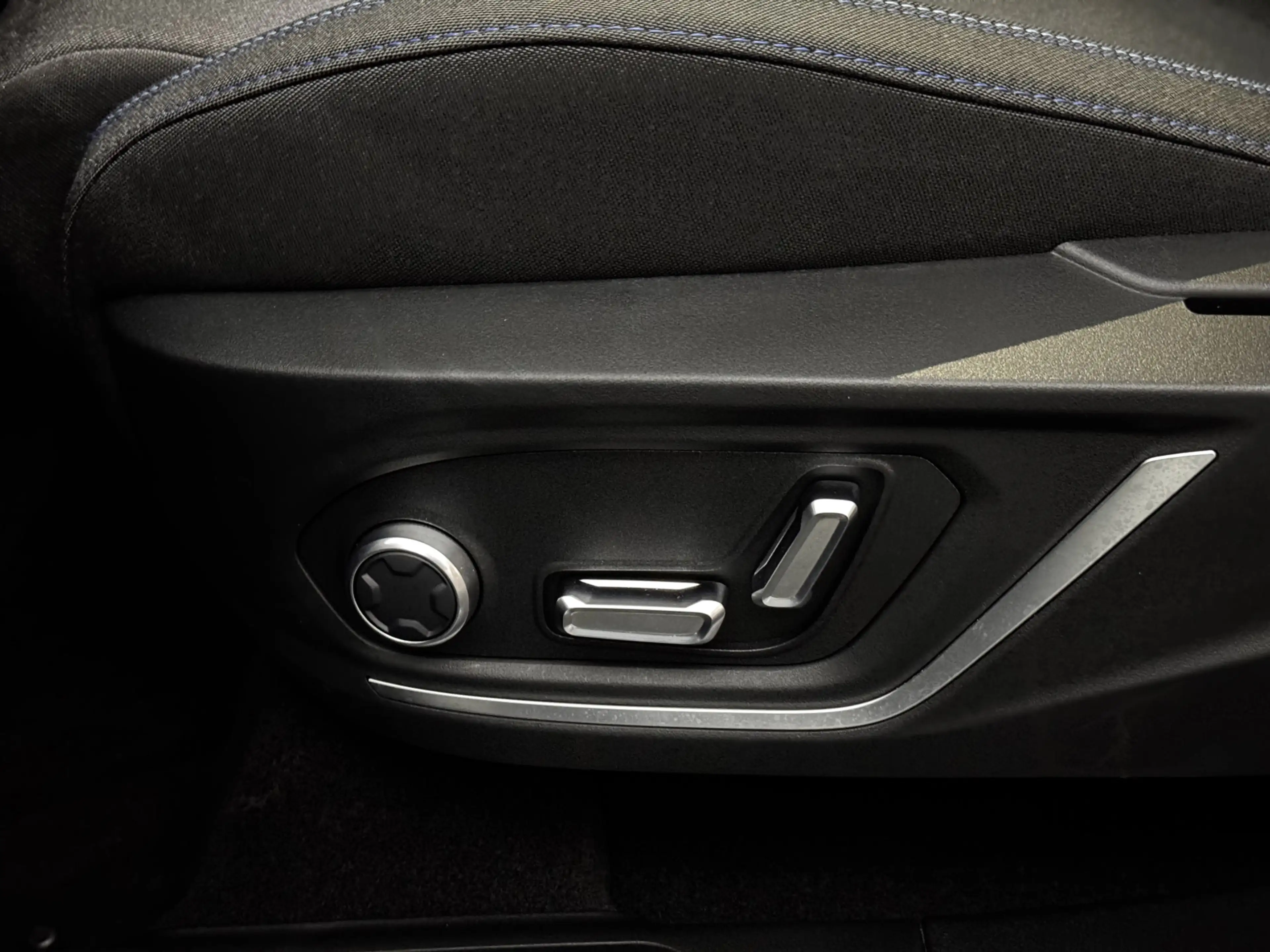 Lynk & Co 01 1.5 Pano, 360 Camera, Navi, Keyless start, Stoelve — photo 15