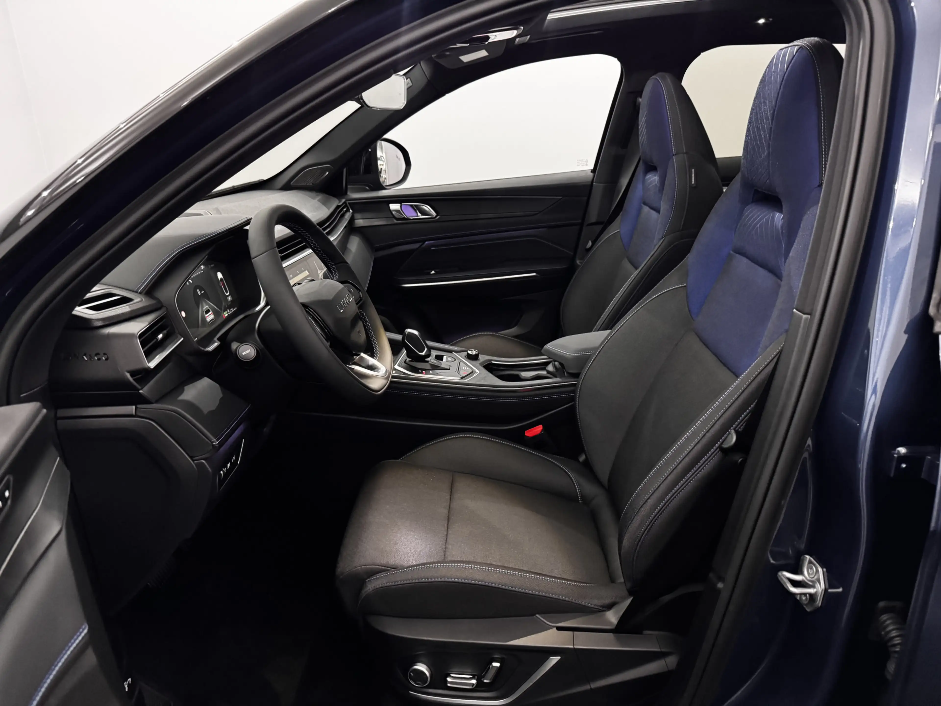 Lynk & Co 01 1.5 Pano, 360 Camera, Navi, Keyless start, Stoelve — photo 7