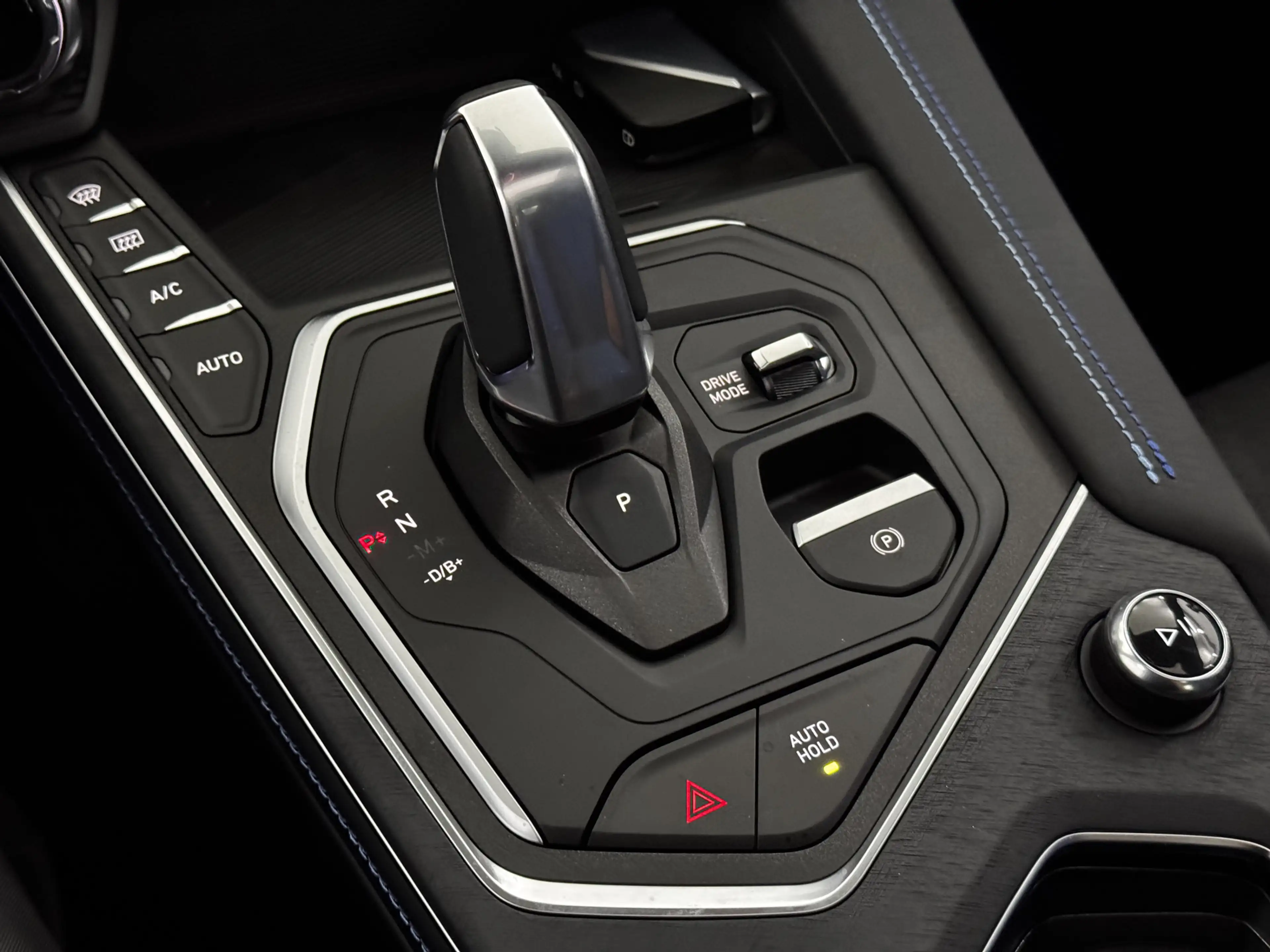Lynk & Co 01 1.5 Pano, 360 Camera, Navi, Keyless start, Stoelve — photo 16