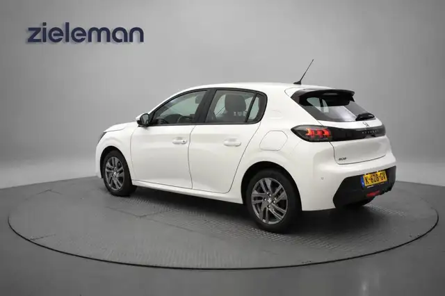 Peugeot 208 view 3