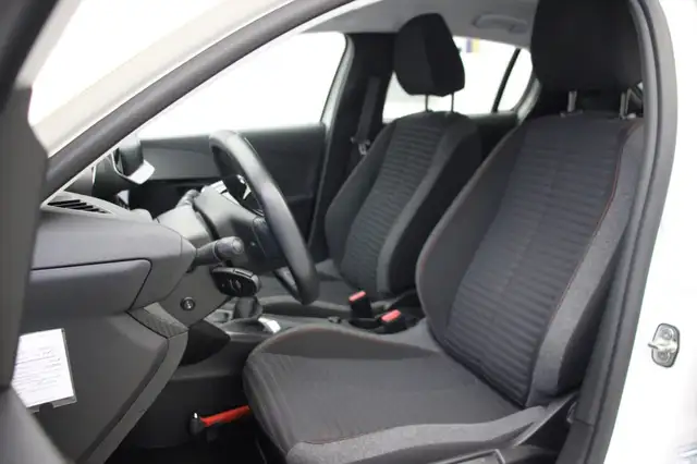 Peugeot 208 view 9