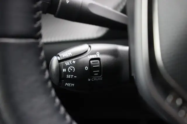 Peugeot 208 view 7