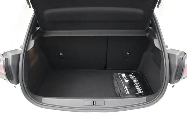 Peugeot 208 view 11