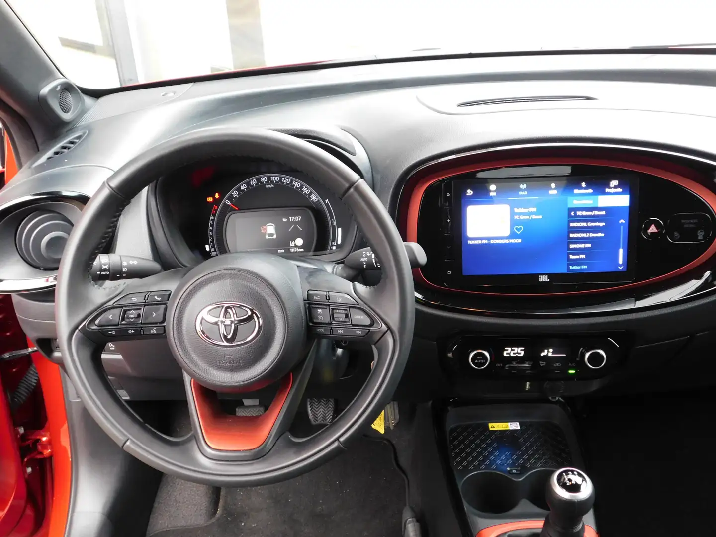 Toyota Aygo X 1.0 VVT-i MT envy NAVIGATIE / JBL SYSTEEM Rood - 2