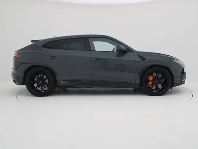 Lamborghini Urus view 7