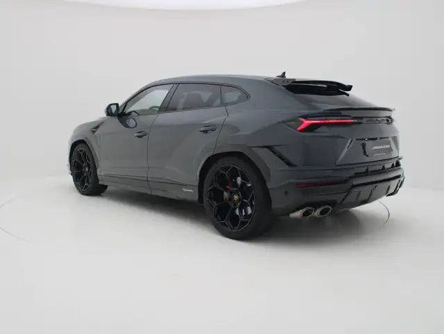 Lamborghini Urus view 4