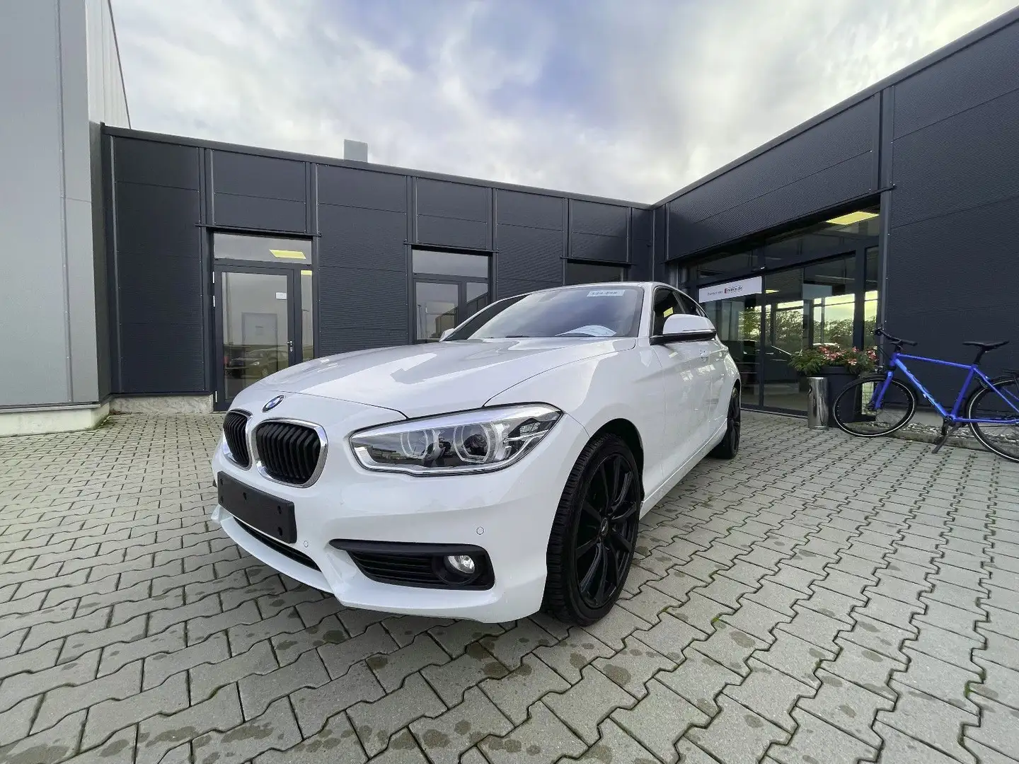 BMW 118 i Advantage Navi/LED/18Zoll Alu Blanc - 1