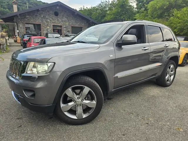 Jeep Grand Cherokee view 2
