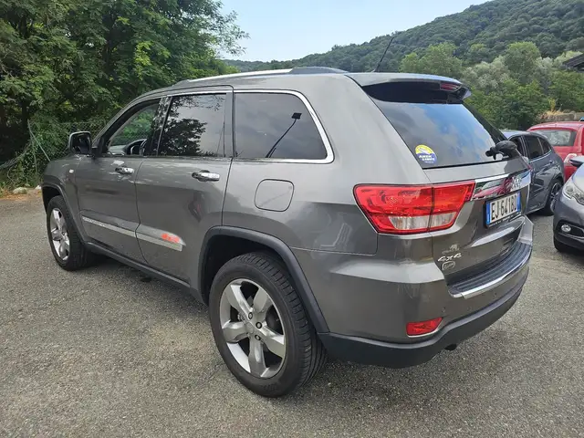 Jeep Grand Cherokee view 3